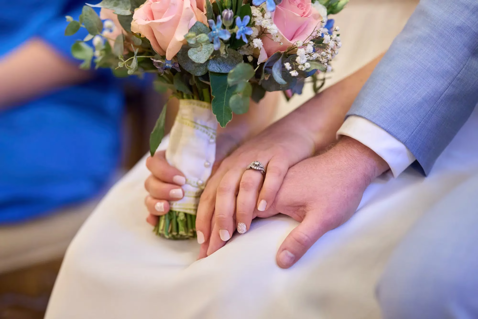 Glückliches Brautpaar während der Zeremonie - Professionelle Hochzeitsfotografie Fürstenfeldbruck