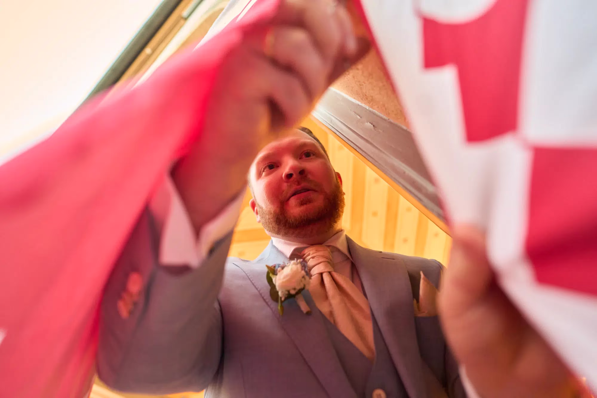 Liebevolle Umarmung des Brautpaares - Hochzeitsfotografie Fürstenfeldbruck mit Gefühl und Nähe