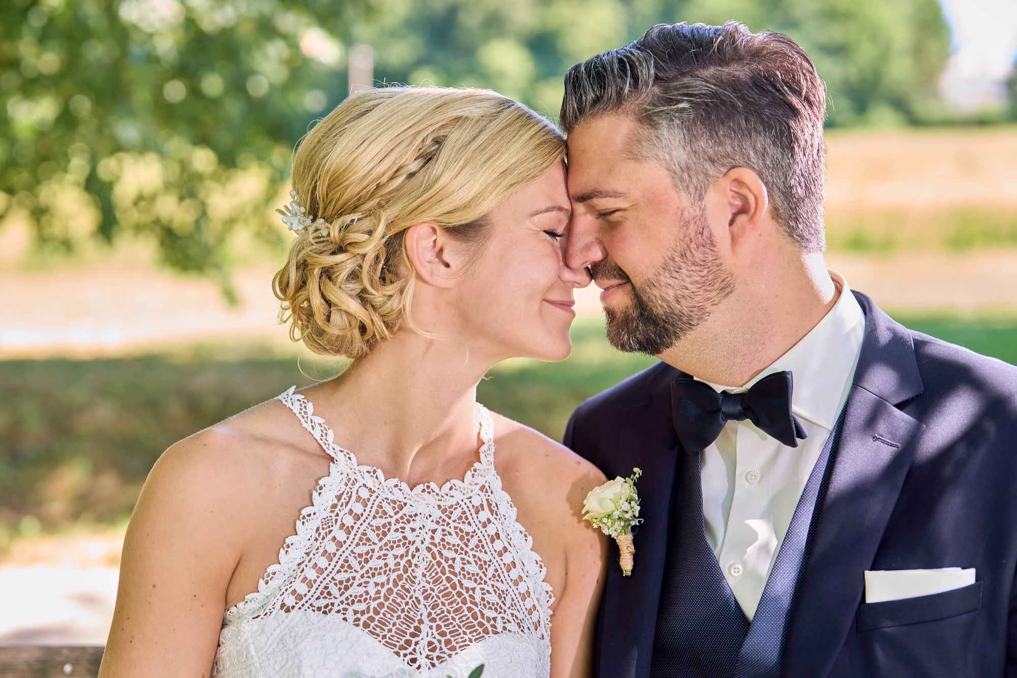 Fotos naturales de pareja en la sesión de presentación en Gilching