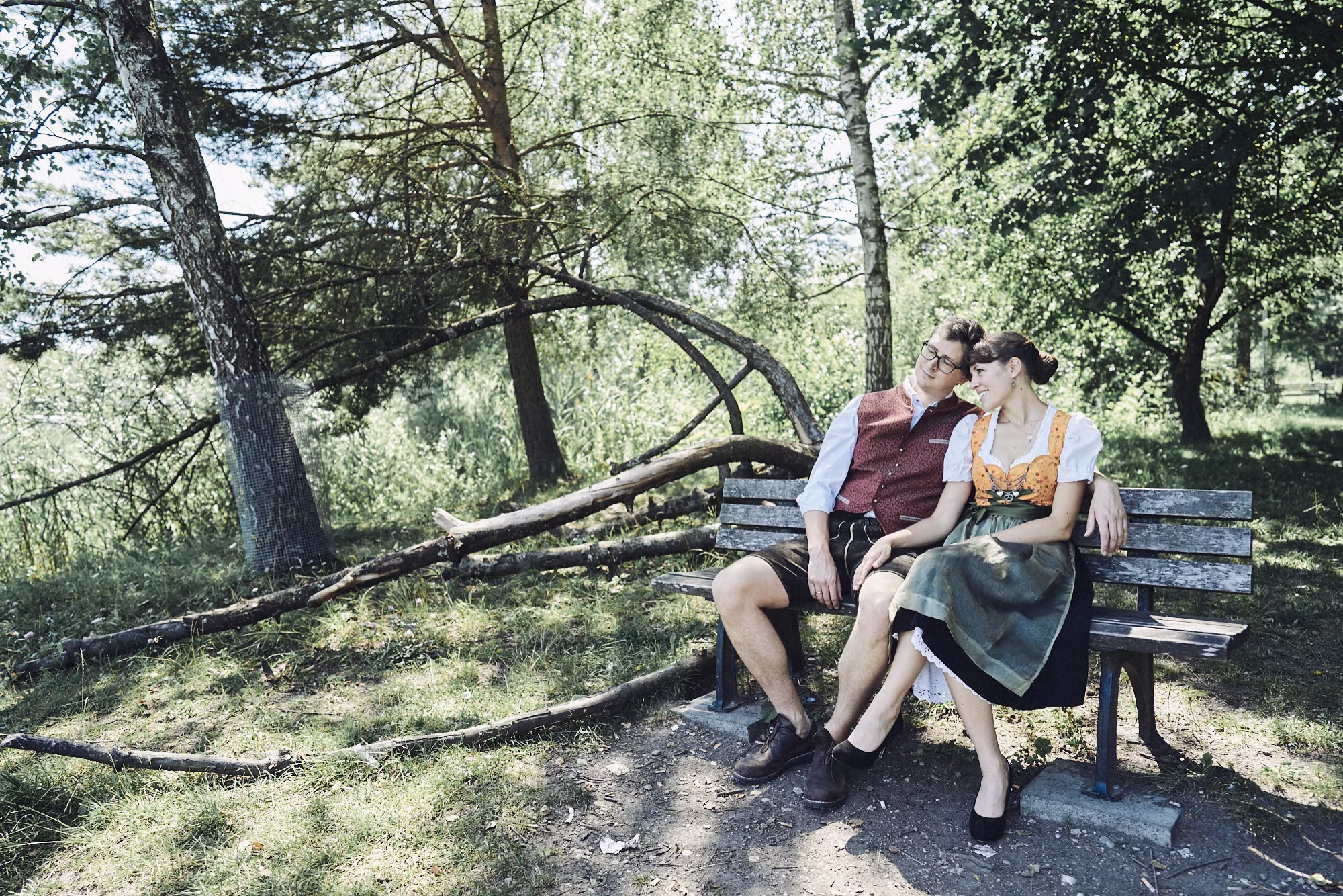 Hochzeitsfotograf Olching – authentisch & gefühlvoll Brautpaar auf einer Wiese in Olching