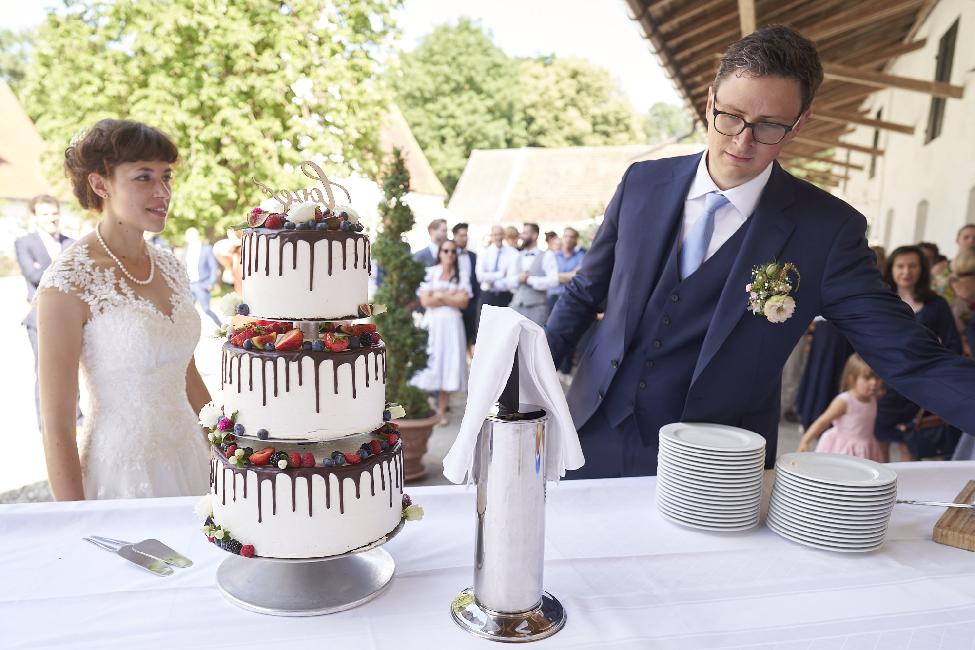 Mariés et invités pendant la fête